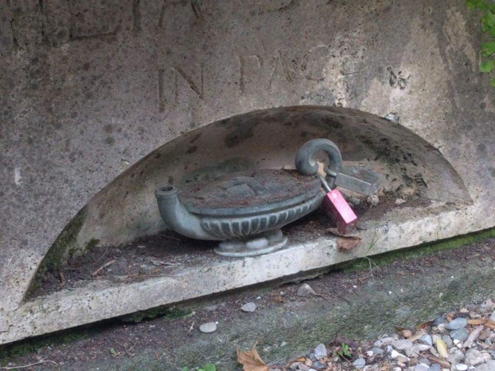 Cachen auf dem Deutschen Friedhof in Rom